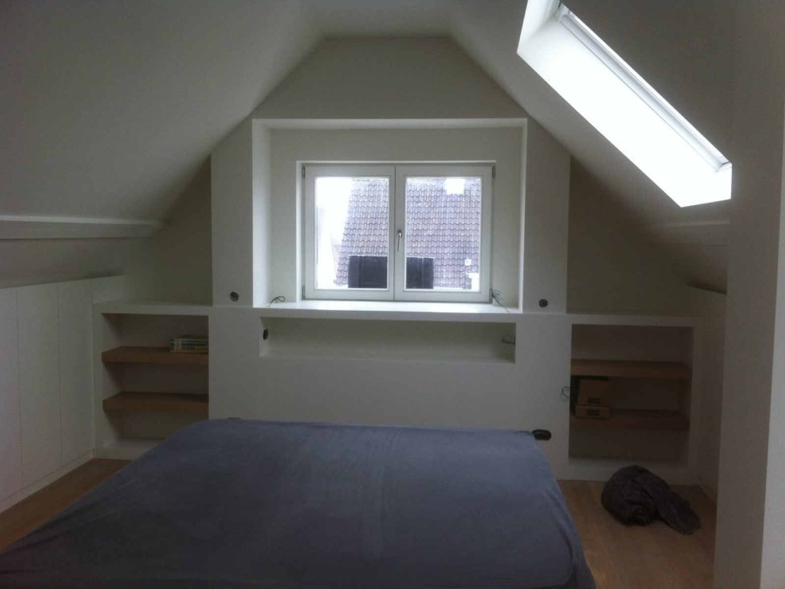 Zolder met verlaagd plafond en spots